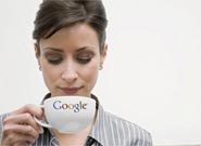 Imagem de uma mulher tomando uma x�cara de caf�. A x�cara tem o logo do Google sugerindo estar experimentando o novo Google Caffeine