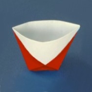 foto de um copo feito em origami